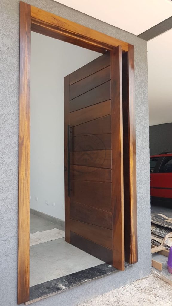 Porta pivotante de madeira maciça com pintura em verniz - Imagem 5