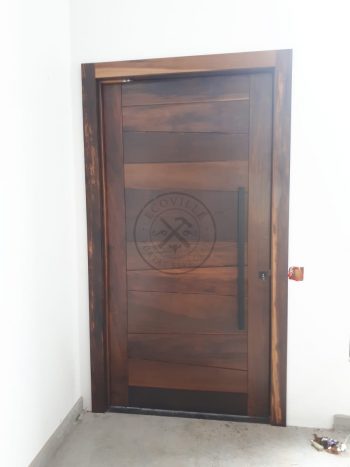 Porta pivotante de madeira maciça com pintura em verniz - Imagem 6