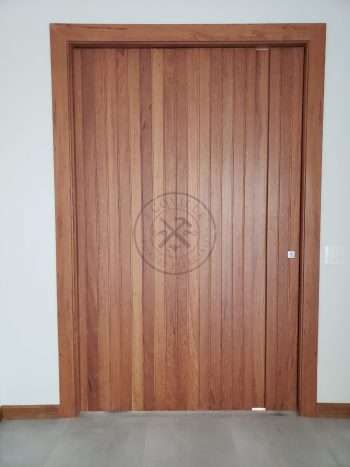 Porta pivotante de lambril de Angelin Pedra com puxador cava na própria madeira - Imagem 3