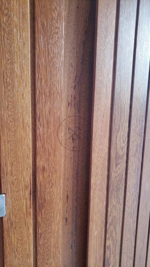 Porta pivotante de lambril de Angelin Pedra com puxador cava na própria madeira - Imagem 7