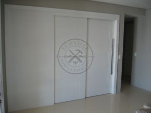 Porta com sistema de correr embutido com três folhas sobrepostas, pintura de laca P.U branco acetinado (Sayerlack)