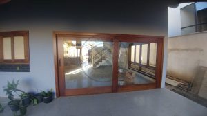 Porta com sistema de correr embutido com vidro panorâmico - Imagem 2