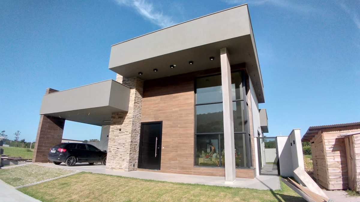 Porta pivotante em ACM preto carbono com frisos horizontais e dupla vedação - Imagem 6