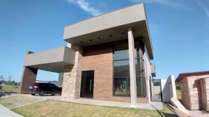 Porta pivotante em ACM preto carbono com frisos horizontais e dupla vedação - Imagem 6