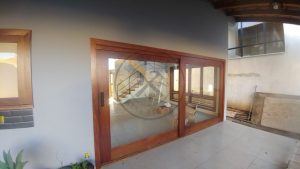 Porta com sistema de correr embutido com vidro panorâmico