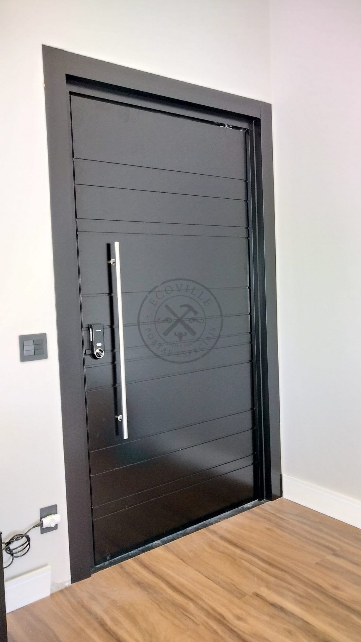 Porta pivotante em ACM preto carbono com frisos horizontais e dupla vedação - Imagem 4