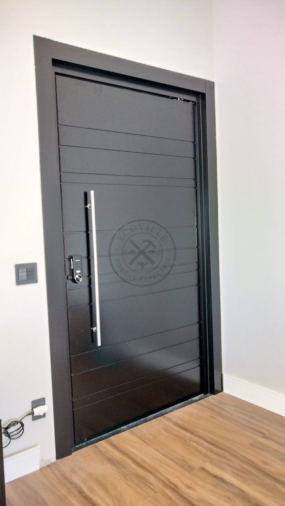 Porta pivotante em ACM preto carbono com frisos horizontais e dupla vedação - Imagem 4
