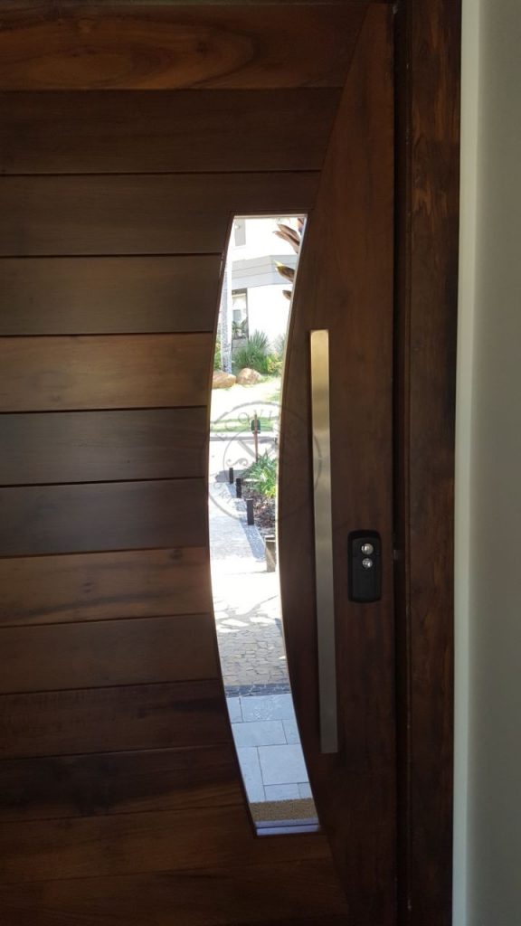 Porta com estrutura de ferro no interior, revestido de Lambril de Imbuia, porta exclusiva - Imagem 6