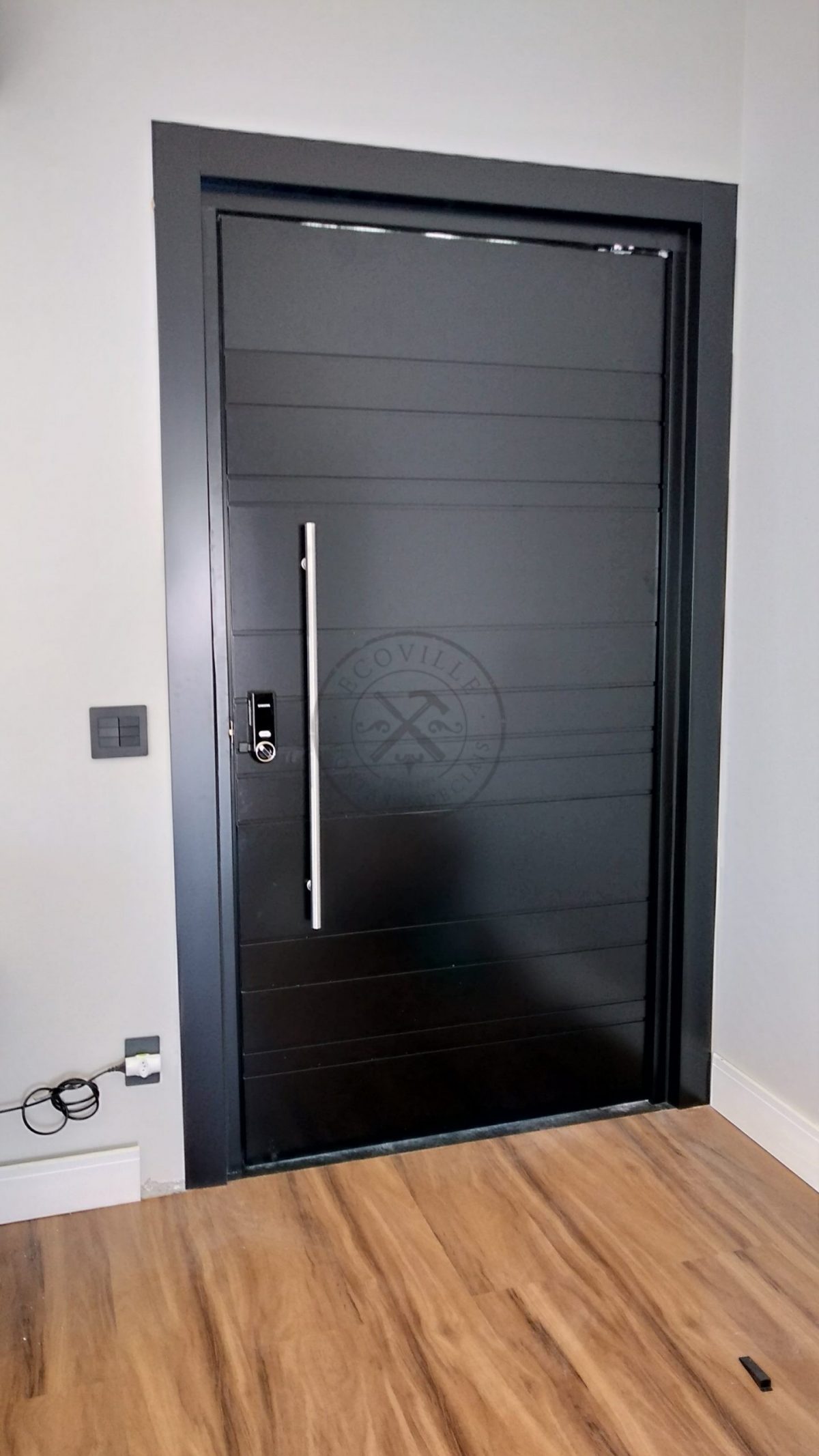 Porta pivotante em ACM preto carbono com frisos horizontais e dupla vedação - Imagem 5