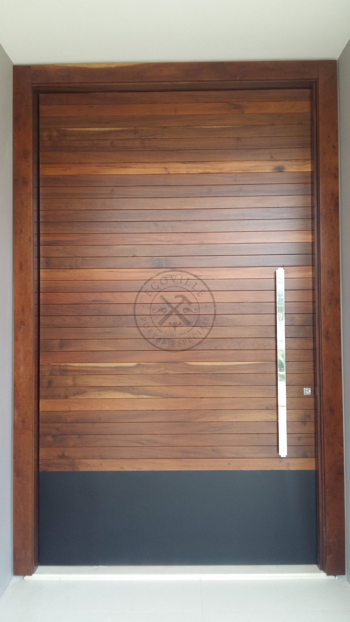 01-1-10 Porta pivotante reforçada com metalon de ferro no interior sob medida - Imagem 1