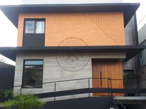 Porta pivotante ripado vertical alinhada com painel - Imagem 6