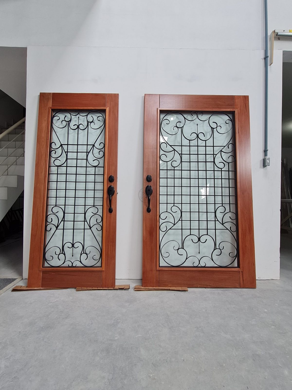 01-1-scaled- Porta pivotante em madeira maciça com grade de ferro e vidro jateado 10 milímetros. - Imagem 1