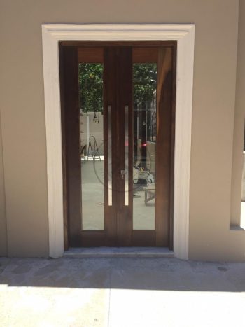 Porta com sistema de abertura dupla maciça de Imbuia com vidro temperado 10 mm - Imagem 2