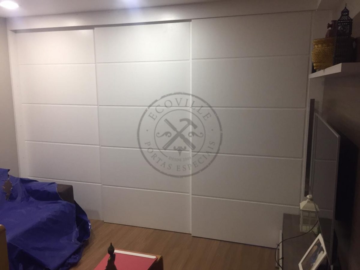 01-195 Porta com sistema de correr embutido sobreposta três folhas com pintura laca P.U branco acetinado - Imagem 2