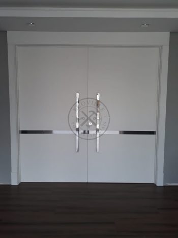Porta com sistema de correr embutido, sendo duas folhas móveis com detalhe de Inox para um excelente acabamento - Imagem 3