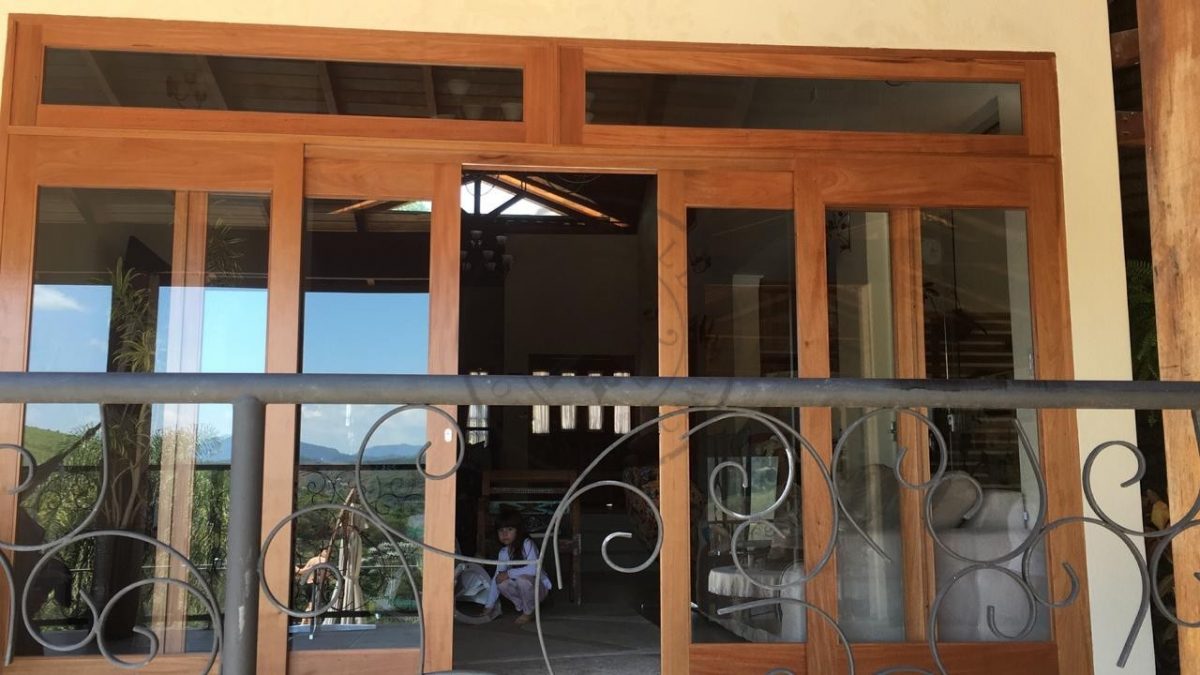 Porta com sistema de correr embutido 4 folhas, bandeira superior fixa com vidro panorâmico, sob medida - Imagem 2