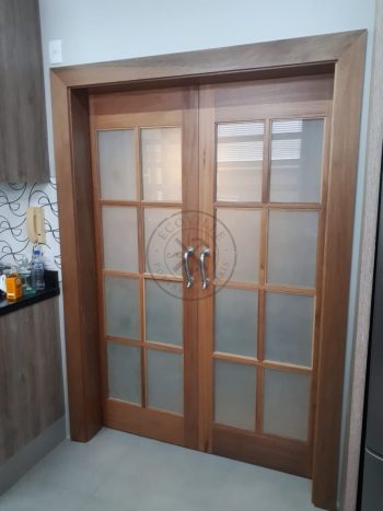 Porta com sistema de correr embutido em madeira maciça com visores de vidro - Imagem 2