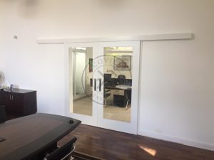 Porta com sistema de correr embutido, vidro panorâmico incolor, sendo duas folhas móveis - Imagem 2