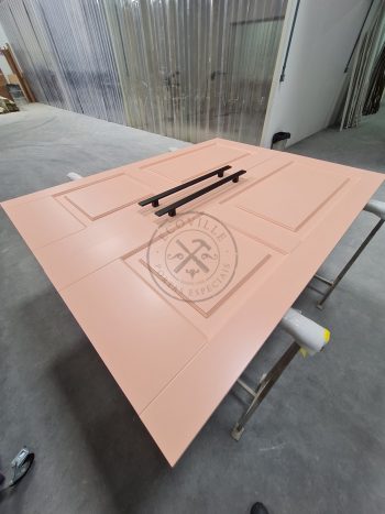 Porta com sistema de correr embutido com pintura laca rosa acetinado - Imagem 2