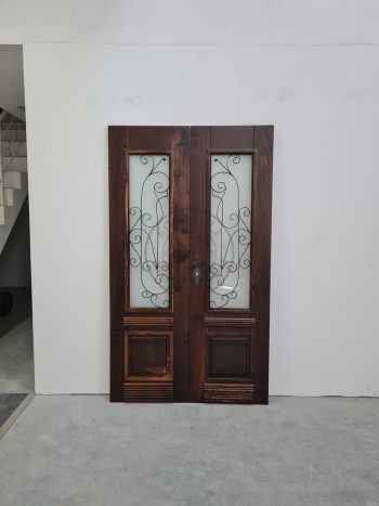 Porta com sistema de abertura dupla com grade e vidro - Imagem 2