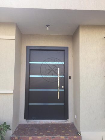 Porta pivotante com revestimento em MDF, frisos com acabamentos em inox e pintura laca preto acetinado