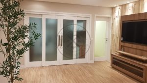 Porta com sistema de correr embutido com 4 folhas com vidro panorâmico