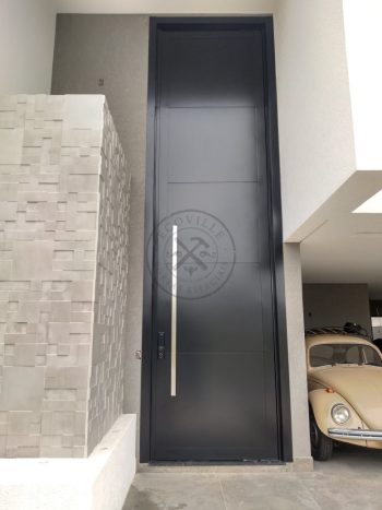 Porta pivotante em ACM preto carbono com frisos horizontais e dupla vedação - Imagem 2