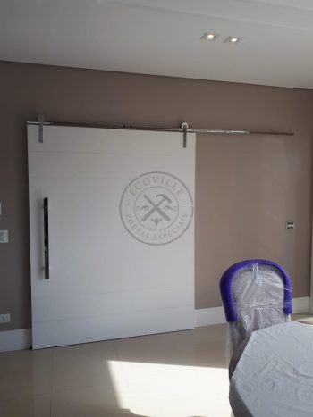 Porta de correr com trilho aparente e revestimento em MDF com pintura laca P.U branco acetinado - Imagem 2