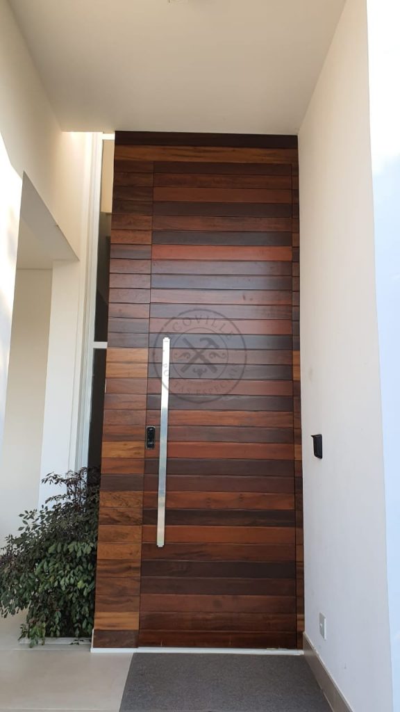 Porta pivotante lambril maciço Imbuia com painel lateral