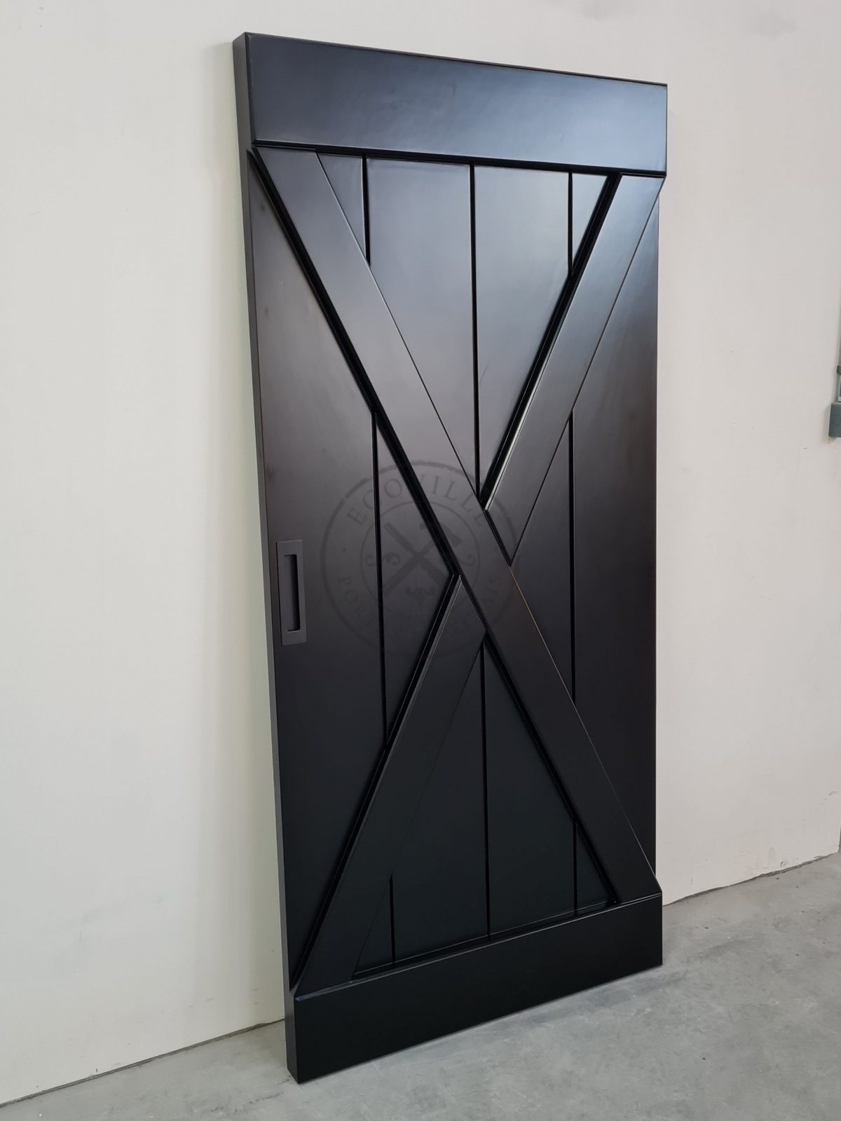 Porta de correr modelo celeiro com revestimento em MDF e pintura laca preto fosco - Imagem 2