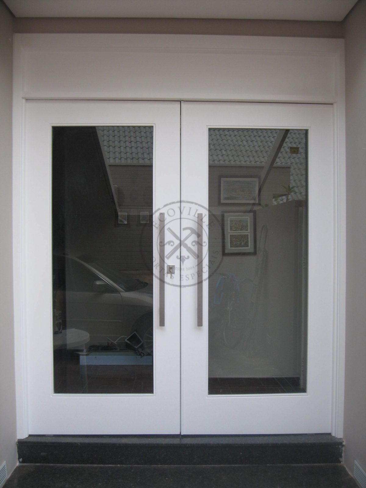 Porta pivotante com revestimento em MDF, sistema de abertura dupla e pintura laca P.U branco acetinado - Imagem 1