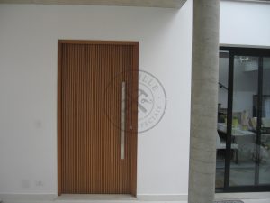 Porta pivotante ripada vertical com pintura de verniz P.U acetinado (Sayerlack) - Imagem 2