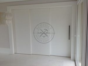 Porta de correr com três folhas sobrepostas, pintura de laca P.U branco fosco (Sayerlack)