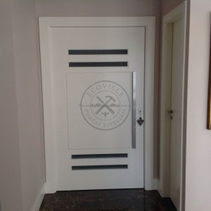 Porta pivotante com revestimento em MDF e pintura laca P.U branco acetinado - Imagem 4