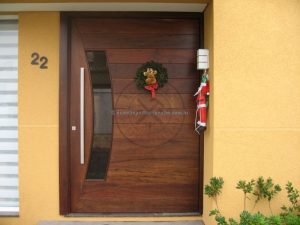Porta pivotante reforçada com metalon de ferro, revestida com lambril de imbuia, visor de vidro fumê - Imagem 5