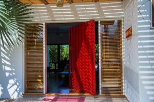 Porta pivotante com revestimento em MDF e pintura laca P.U vermelho acetinado