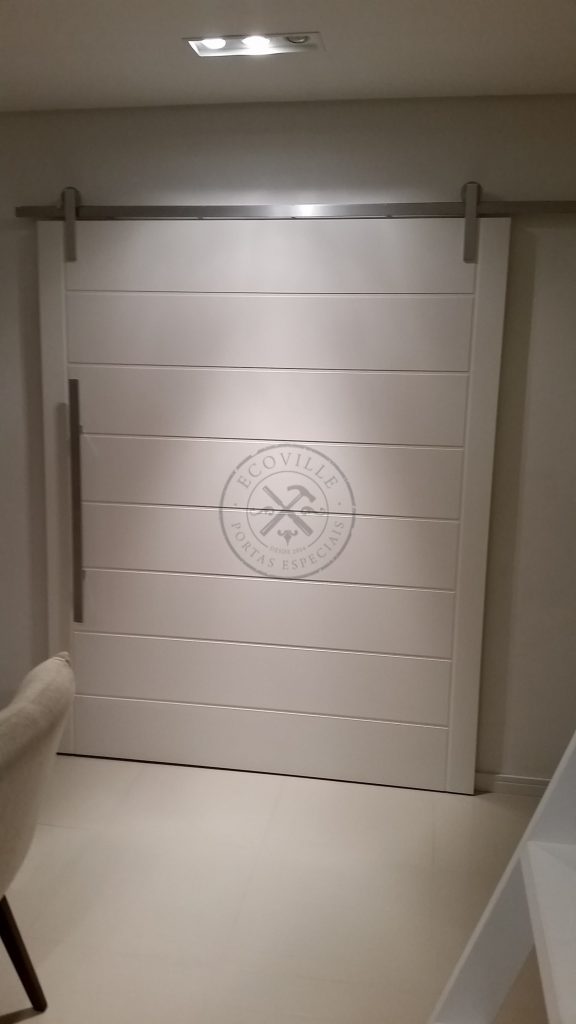 Porta de correr com trilho aparente, pintura de laca P.U branco acetinado (Sayerlack) - Imagem 2