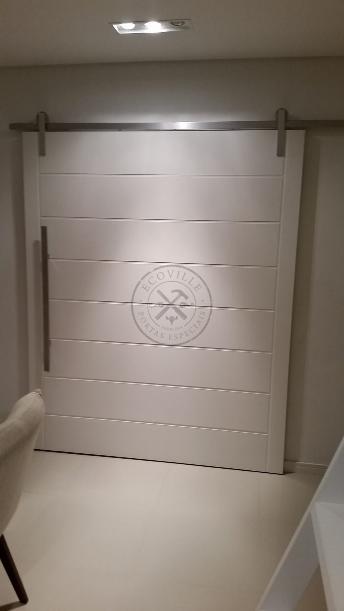 Porta de correr com trilho aparente, pintura de laca P.U branco acetinado (Sayerlack) - Imagem 2