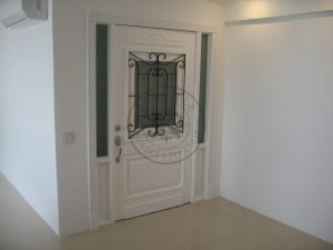 Porta pivotante com revestimento em MDF e pintura em laca P.U branco acetinado - Imagem 2