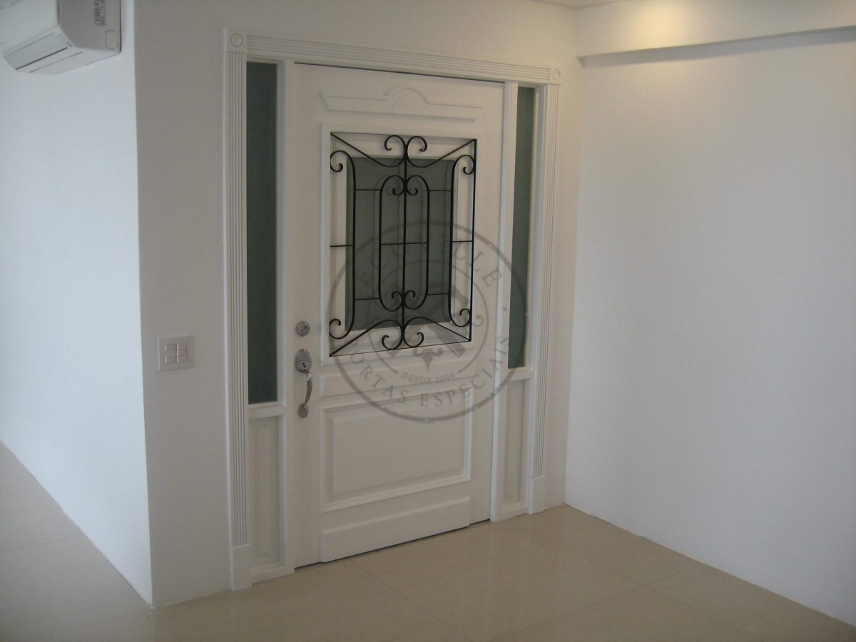 Porta pivotante com revestimento em MDF e pintura em laca P.U branco acetinado - Imagem 2