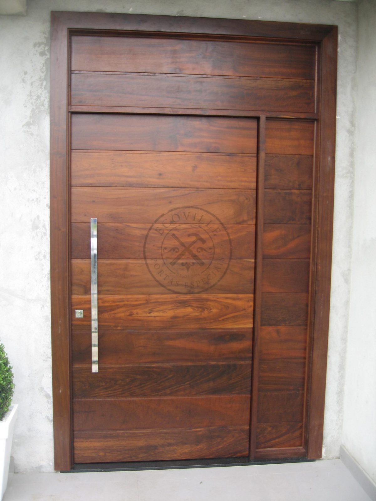 Porta pivotante com estrutura de ferro no interior, revestido com Lambril de Imbuia - Imagem 2