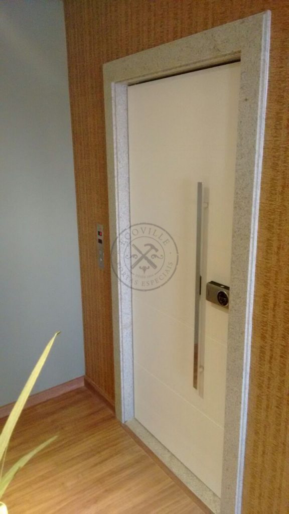 Porta pivotante para elevador com pintura de laca P.U branco acetinado (Sayerlack)