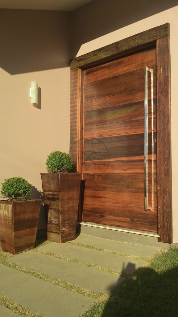 Porta pivotante de Lambril de Imbuia com pintura de verniz P.U acetinado (Sayerlack)