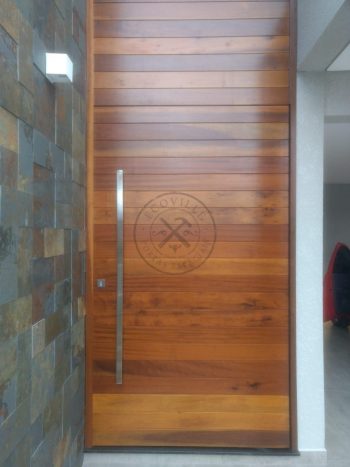 Porta pivotante com estrutura de aço no interior para não empenar, bandeira superior fixa, seguindo o mesmo modelo da porta - Imagem 3