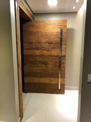 Porta pivotante em madeira maciça de demolição com pintura em verniz - Imagem 3