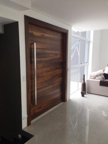 Porta pivotante de Lambril de Imbuia com 8 cm de espessura com pintura de verniz P.U acetinado (Sayerlack) - Imagem 3