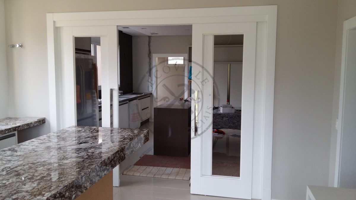 Porta de correr com sistema embutido sendo com quatro folhas - Imagem 3