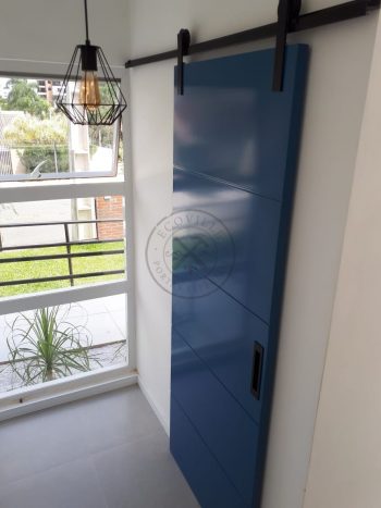 Porta de correr com trilho aparente e revestimento em MDF com pintura laca P.U azul acetinado - Imagem 3