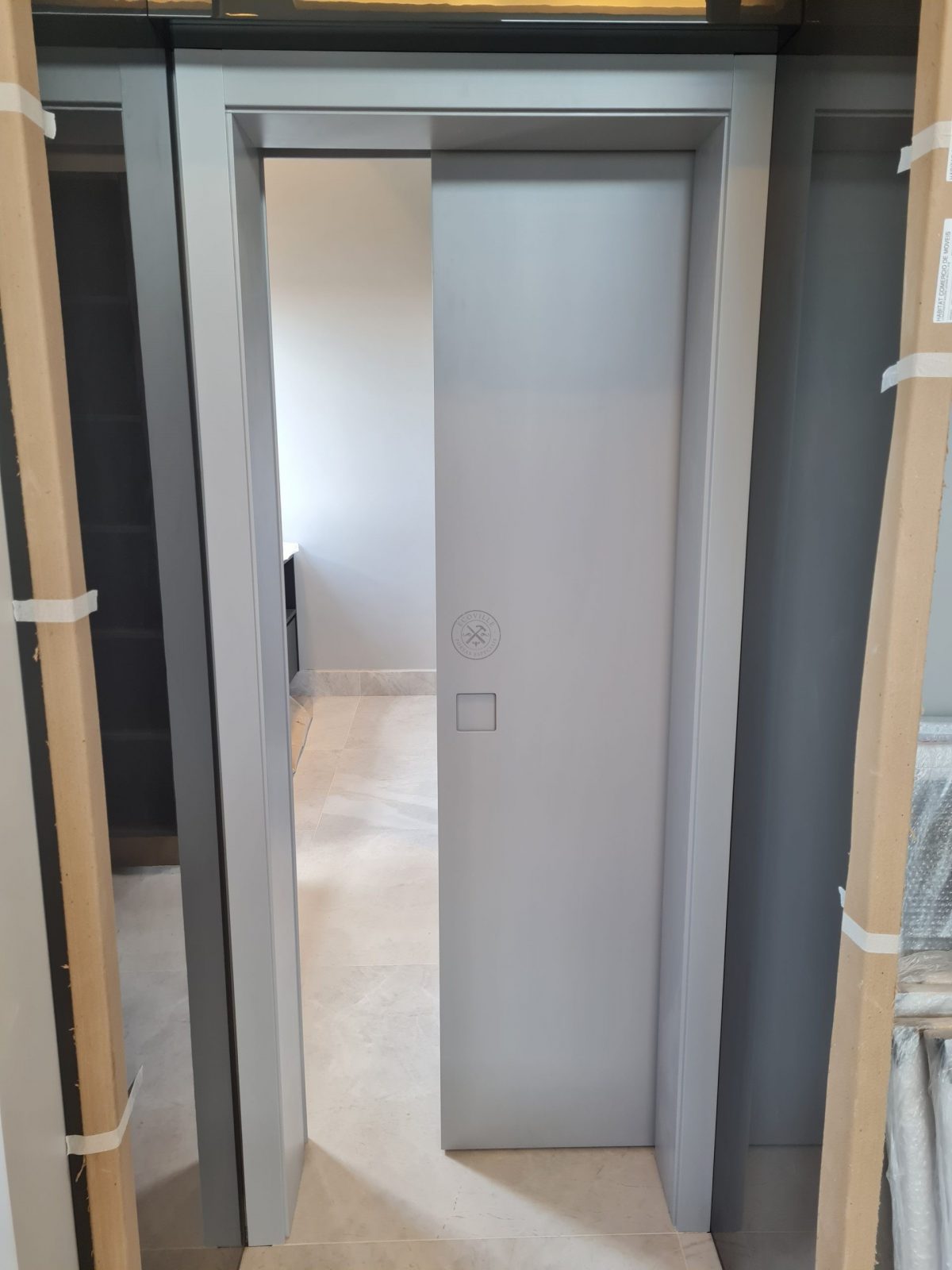 02-1-scaled Porta com sistema de correr embutido com puxador cava - Imagem 1
