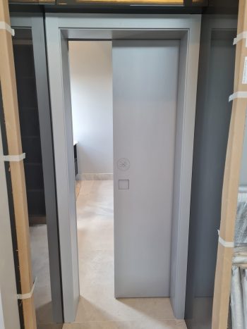 Porta com sistema de correr embutido com puxador cava